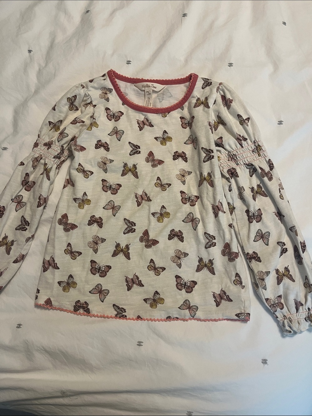 Butterfly long sleeve with gently puffed sleeves